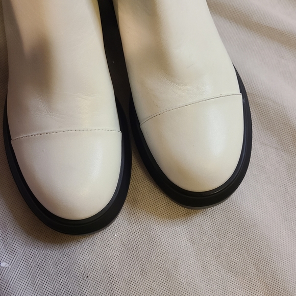 Stuart Weitzman Norah Lug Sole Chelsea Boots - Picture 6 of 11